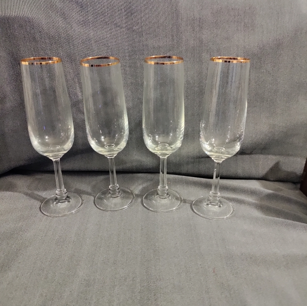 Set of 4 Champagne Flutes.
